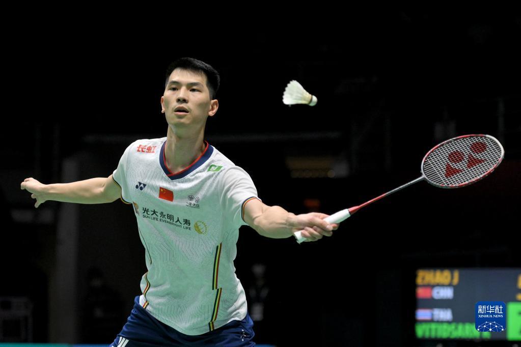 的姿态站在 的姿态站在