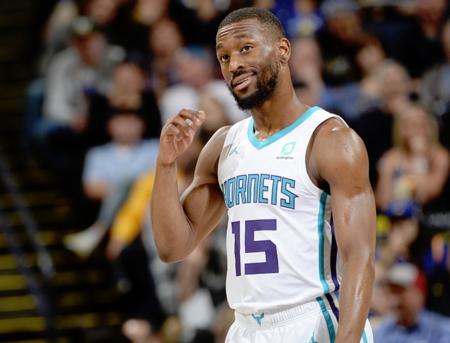 其背后凝聚 其背后凝聚